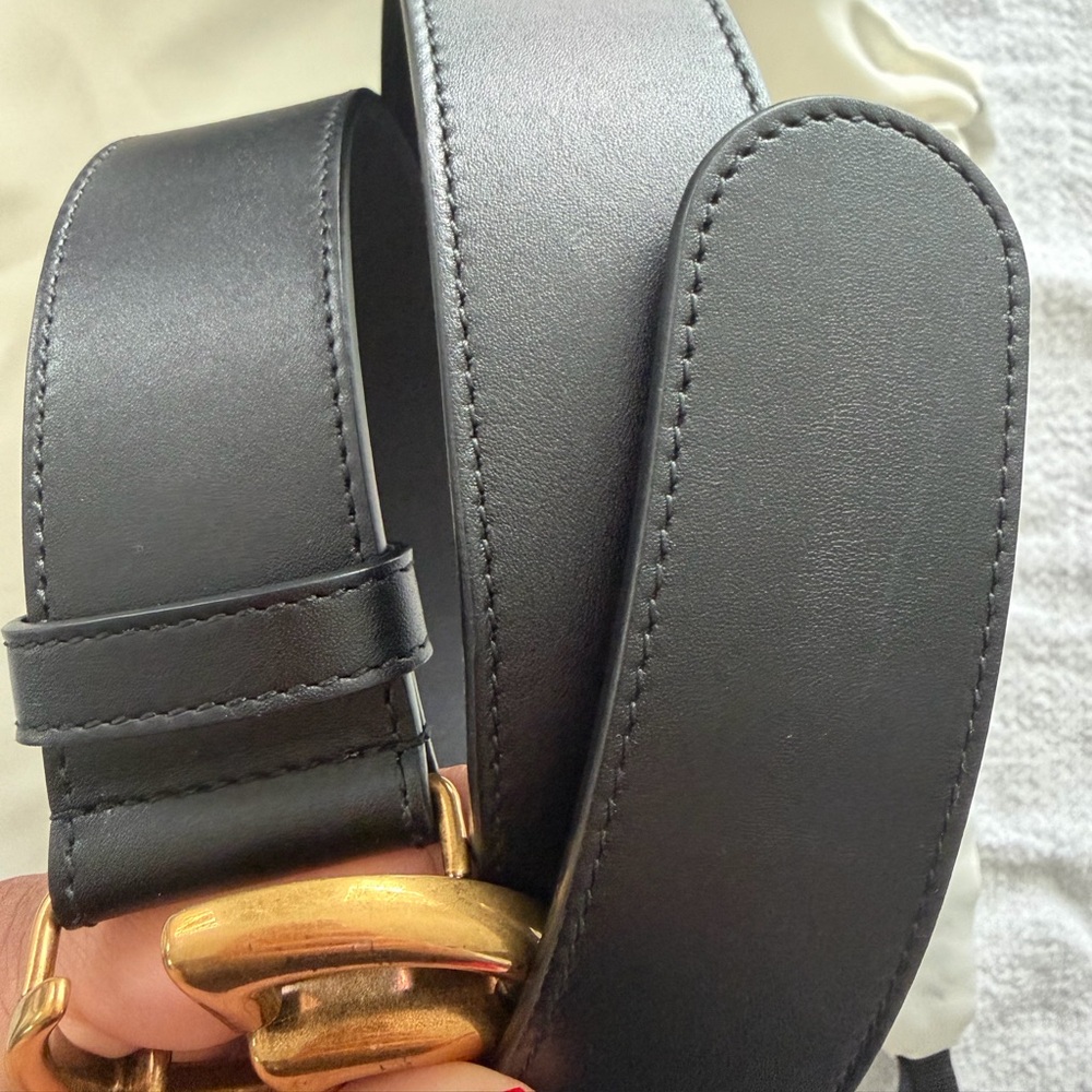 Black Gucci belt in great condition for sale! - Picture 3 of 4